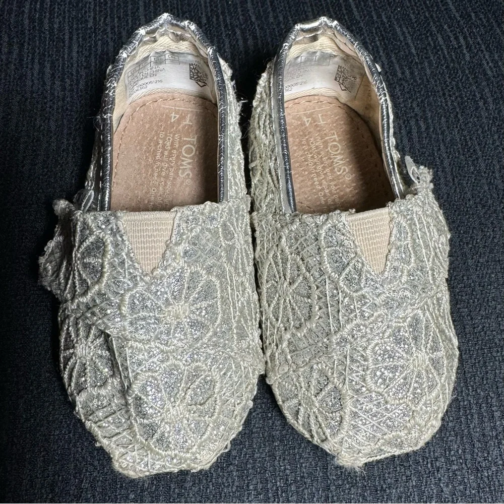 Cute, Sparkly Toms, Silver Glitter with‎ Lace overlay, T4 Toddler Size, EUC